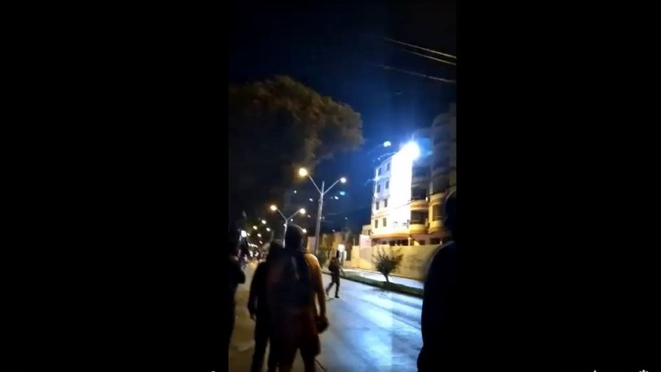Un grupo de personas estaba afuera del hotel cuando el hombre efectuó los disparos. (Foto: captura de pantalla). 