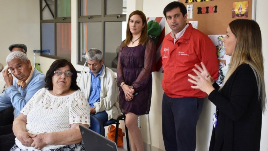 Seremi de Desarrollo Social y Familia junto a la coordinadora del Senama, Patricia Labra. (Foto: @MDSMaule). 