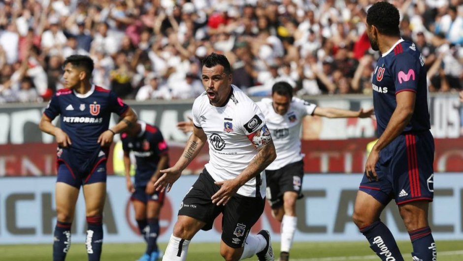 Esteban Paredes celebrando el gol que lo acreditaba como máximo goleador de la historia en Primera División. (Foto: Photosport).