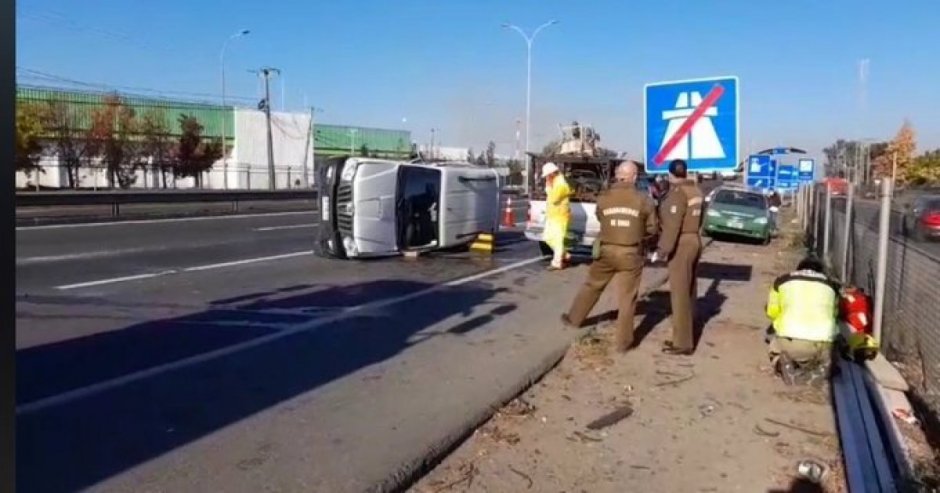 Tras el impacto uno de los vehículos volcó en la vía (Foto: @victor_Curicó)