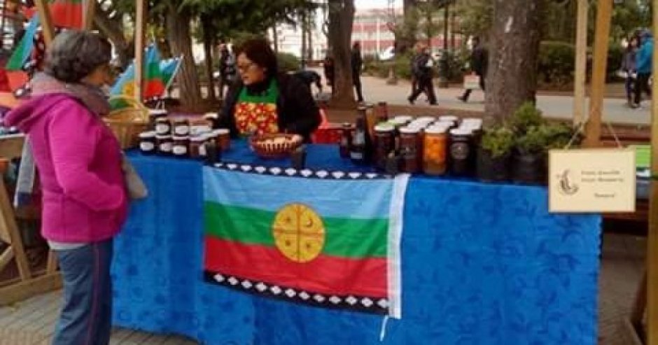  Expo “Día Internacional de la Mujer Indígena”, en ediciones anteriores a la pandemia. (Foto: Asociación Indígena KOM  MAPU KO)